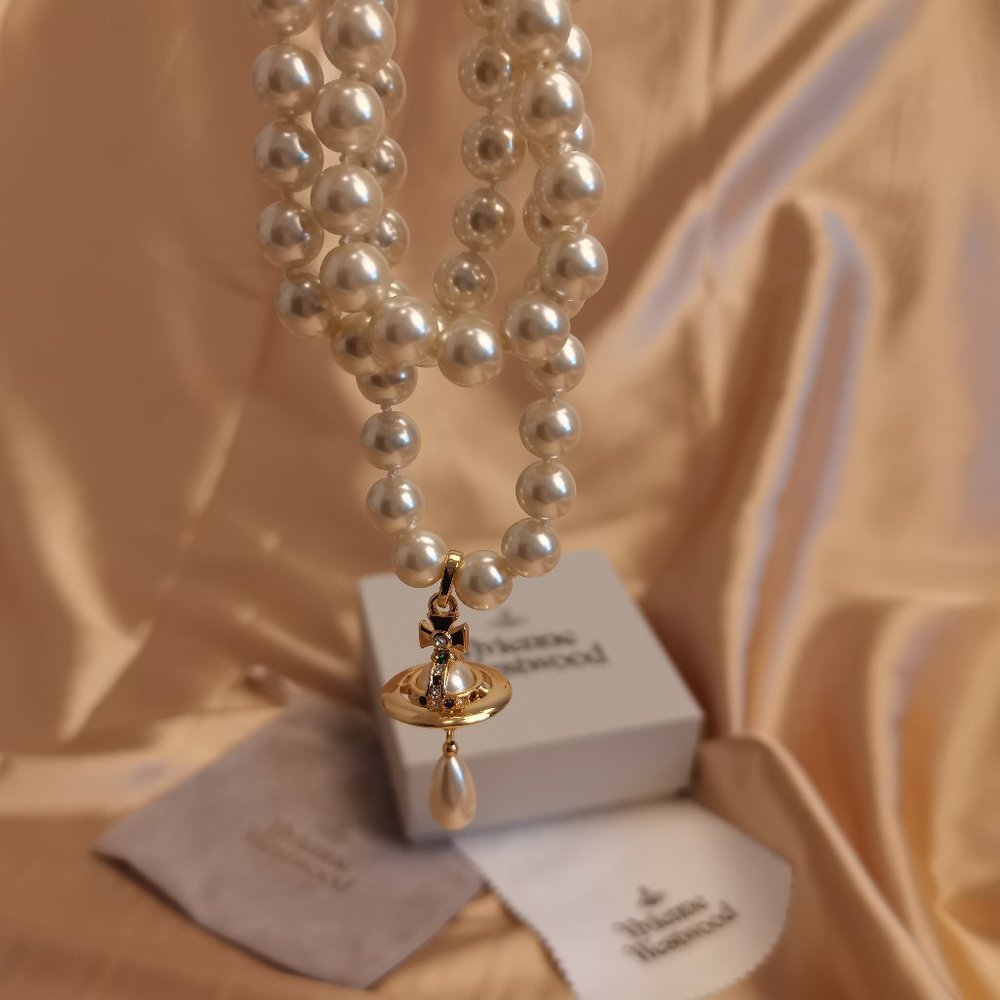 💎Brand new Vivienne Westwood Three Row Pearl Bas Relief Choker in Gold✨